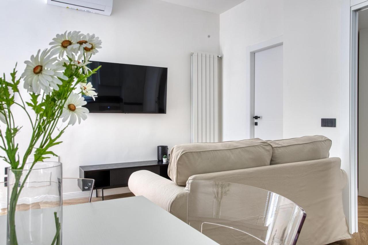 Appartement Joivy Stunning Flat With Balcony Milaan